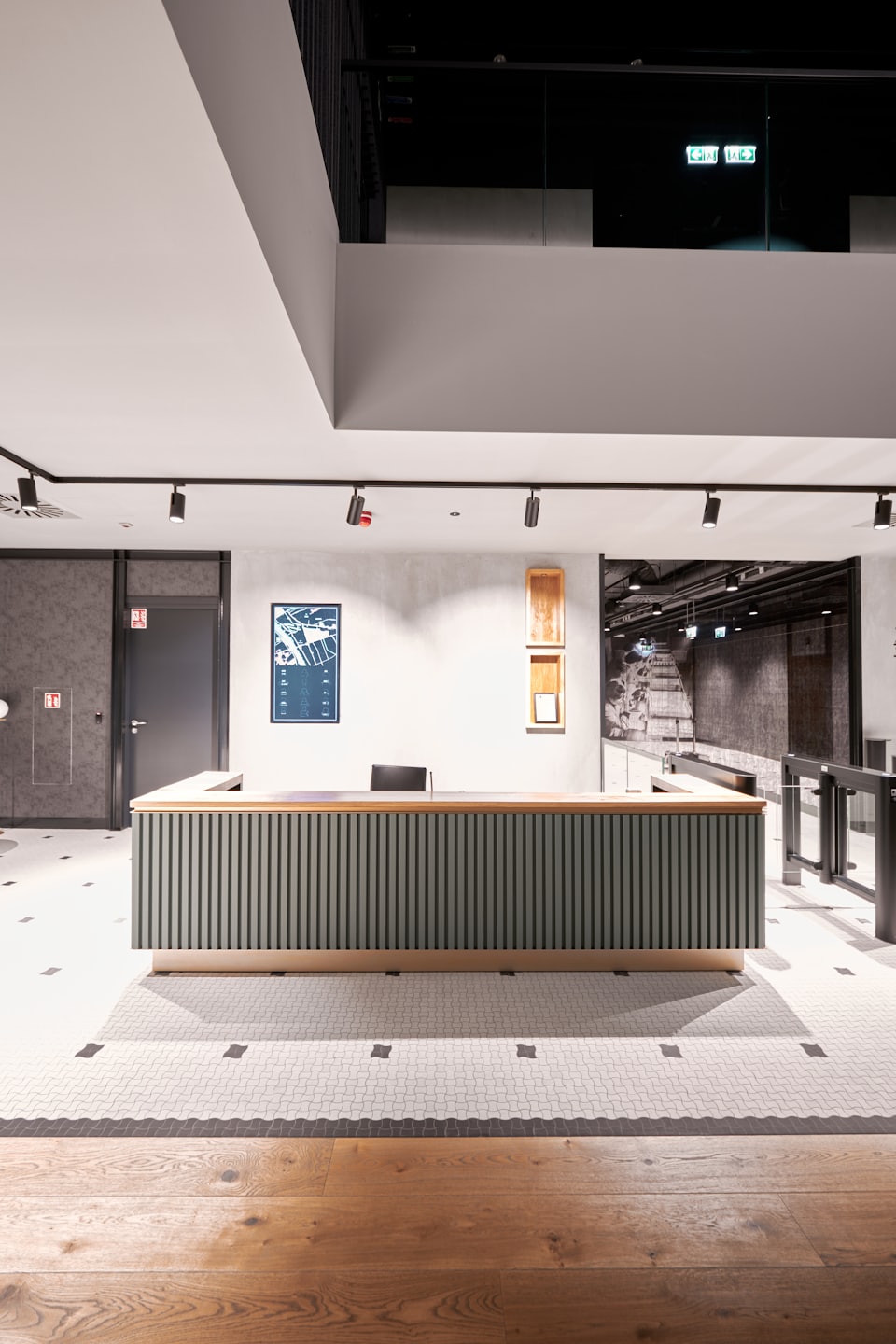 Reception desk with wood and green slats in a modern office.